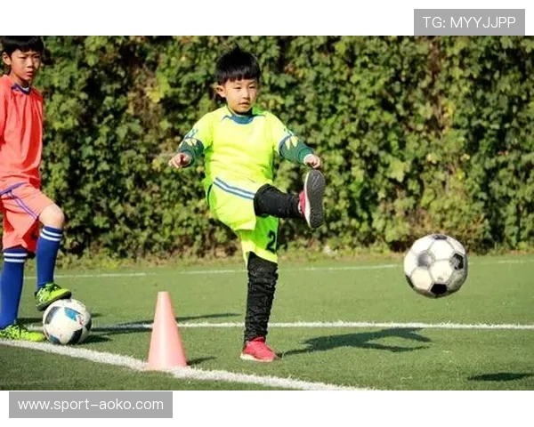 足球星滑跪超燃技巧全解析教学 快速掌握炫酷动作与完美姿势